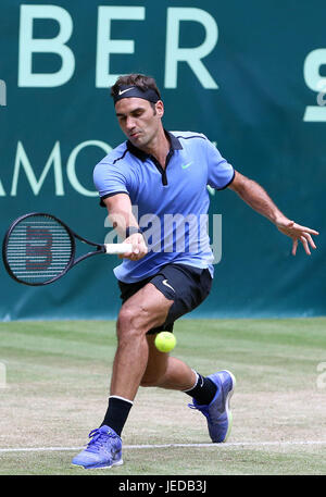 Halle, Germania. Il 23 giugno, 2017. Roger Federer restituisce la sfera durante gli uomini singoli quarti match contro Florian Mayer della Germania nel Gerry Weber Open 2017 a Halle, Germania, il 23 giugno 2017. Roger Federer ha vinto 2-0. Credito: Joachim Bywaletz/Xinhua/Alamy Live News Foto Stock