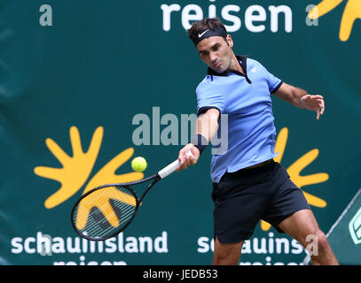 Halle, Germania. Il 23 giugno, 2017. Roger Federer restituisce la sfera durante gli uomini singoli quarti match contro Florian Mayer della Germania nel Gerry Weber Open 2017 a Halle, Germania, il 23 giugno 2017. Roger Federer ha vinto 2-0. Credito: Joachim Bywaletz/Xinhua/Alamy Live News Foto Stock