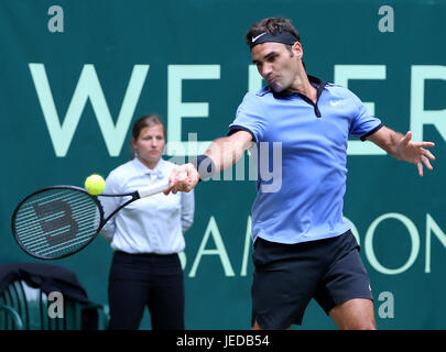 Halle, Germania. Il 23 giugno, 2017. Roger Federer restituisce la sfera durante gli uomini singoli quarti match contro Florian Mayer della Germania nel Gerry Weber Open 2017 a Halle, Germania, il 23 giugno 2017. Roger Federer ha vinto 2-0. Credito: Joachim Bywaletz/Xinhua/Alamy Live News Foto Stock