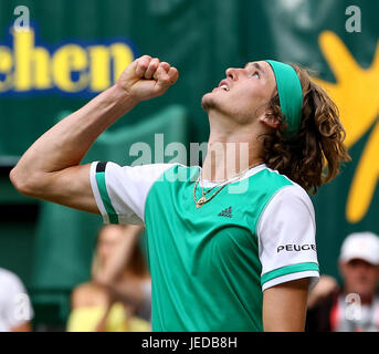 Halle, Germania. Il 23 giugno, 2017. Alexander Zverev della Germania celebra dopo aver vinto gli uomini singoli quarti match contro Roberto Bautista Agut della Spagna nell'Gerry Weber Open 2017 a Halle, Germania, il 23 giugno 2017. Zverev ha vinto 2-1. Credito: Joachim Bywaletz/Xinhua/Alamy Live News Foto Stock