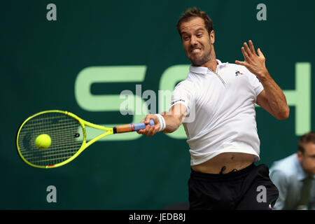 Halle, Germania. Il 23 giugno, 2017. Roberto Bautista Agut di Spagna restituisce la sfera durante gli uomini singoli quarti match contro Alexander Zverev della Germania nell'Gerry Weber Open 2017 a Halle, Germania, il 23 giugno 2017. Zverev ha vinto 2-1. Credito: Joachim Bywaletz/Xinhua/Alamy Live News Foto Stock