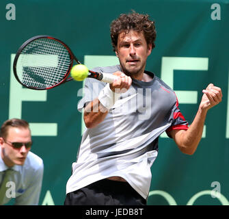 Halle, Germania. Il 23 giugno, 2017. Robin Haase dei Paesi Bassi restituisce la sfera durante gli uomini singoli quarti match contro Richard Gasquet della Francia in Gerry Weber Open 2017 a Halle, Germania, il 23 giugno 2017. Robin Haase perso 1-2. Credito: Joachim Bywaletz/Xinhua/Alamy Live News Foto Stock