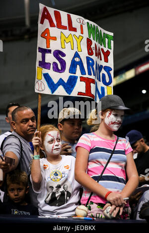 San Pietroburgo, Florida, Stati Uniti d'America. Il 23 giugno, 2017. MONICA HERNDON | Orari.Cara fiumi, 11, e Isla fiumi, 12, entrambi di Gulfport, attendere per gli autografi prima di Tampa Bay Rays partita contro i Baltimore Orioles al Tropicana Field, a San Pietroburgo, in Florida, il 23 giugno 2017. Credito: Monica Herndon/Tampa Bay volte/ZUMA filo/Alamy Live News Foto Stock