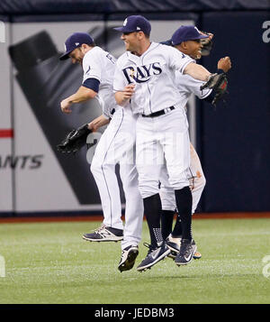 San Pietroburgo, Florida, Stati Uniti d'America. Il 23 giugno, 2017. MONICA HERNDON | Orari.Outfielders jump dopo il Tampa Bay Rays partita contro i Baltimore Orioles al Tropicana Field, a San Pietroburgo, in Florida, il 23 giugno 2017. I raggi sconfitto gli Orioles 15 a 5. Credito: Monica Herndon/Tampa Bay volte/ZUMA filo/Alamy Live News Foto Stock