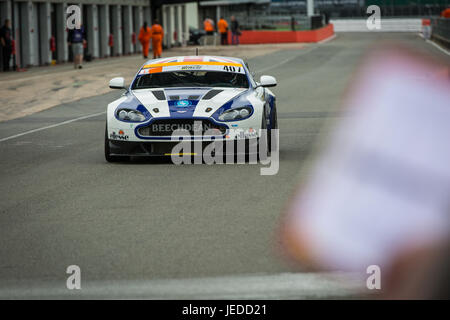 Silverstone, UK. Il 24 giugno 2017. Paul Hollywood racing in Britcar con il Beechdean Motorsport in una Aston Martin Vantage GT4 Credito: Steven roe/Alamy Live News Foto Stock