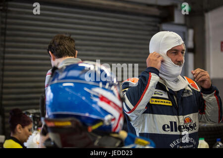 Silverstone, UK. Il 24 giugno 2017. Paul Hollywood racing in Britcar con il Beechdean Motorsport in una Aston Martin Vantage GT4 Credito: Steven roe/Alamy Live News Foto Stock