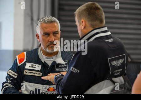 Silverstone, UK. Il 24 giugno 2017. Paul Hollywood racing in Britcar con il Beechdean Motorsport in una Aston Martin Vantage GT4 Credito: Steven roe/Alamy Live News Foto Stock