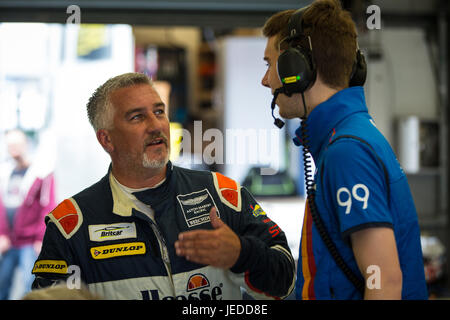 Silverstone, UK. Il 24 giugno 2017. Paul Hollywood racing in Britcar con il Beechdean Motorsport in una Aston Martin Vantage GT4 Credito: Steven roe/Alamy Live News Foto Stock