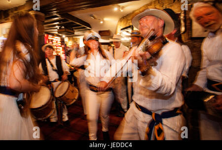 Penzance, Cornwall, Regno Unito 23 Giugno 2017. Serpente ballando per le strade con il cavallo hobby,Penglaz e fuochi d'artificio herald il giorno Mazey midsummer celebrazioni in Cornovaglia. Foto: Mike Newman/AlamyLiveNews Foto Stock