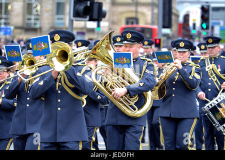 Liverpool, Regno Unito, 24 giugno 2017. I membri delle Forze Armate marzo attraverso il centro di Liverpool per celebrare le Forze Armate giorno. Foto Stock