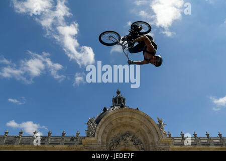 Julien Mattia / le Pictorium - Parigi celebra l'Olimpismo - 23/06/2017 - Francia / Ile-de-France (regione) / Parigi - POCHE settimane prima che i Giochi Olimpici e Paralimpici siano stati assegnati dal Comitato Olimpico Internazionale (CIO) nel 2024, Parigi è più che mai mobilitata intorno alla sua candidatura e organizzato due giorni in cui il cuore di Parigi si è trasformato in un parco olimpico effimero. Foto Stock