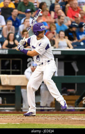 Omaha, NE USA. Il 22 giugno, 2017. TCU Cam del Warner #4 in azione durante il gioco 10 del 2017 uomini del NCAA College World Series tra TCU cornuto rane vs Louisville Cardinali al TD Ameritrade Park in Omaha, NE.presenze: 24,985.TCU ha vinto 4-3.Jimmy Rash/Cal Sport Media/Alamy Live News Foto Stock