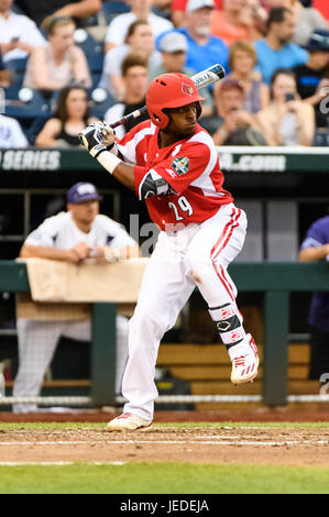 Omaha, NE USA. Il 22 giugno, 2017. Il Louisville Devin Hairston #29 in azione durante il gioco 10 del 2017 uomini del NCAA College World Series tra TCU cornuto rane vs Louisville Cardinali al TD Ameritrade Park in Omaha, NE.presenze: 24,985.TCU ha vinto 4-3.Jimmy Rash/Cal Sport Media/Alamy Live News Foto Stock