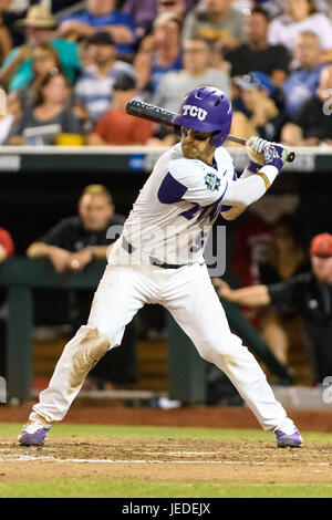 Omaha, NE USA. Il 22 giugno, 2017. TCU's Ryan Merrill #5 in azione durante il gioco 10 del 2017 uomini del NCAA College World Series tra TCU cornuto rane vs Louisville Cardinali al TD Ameritrade Park in Omaha, NE.presenze: 24,985.TCU ha vinto 4-3.Jimmy Rash/Cal Sport Media/Alamy Live News Foto Stock