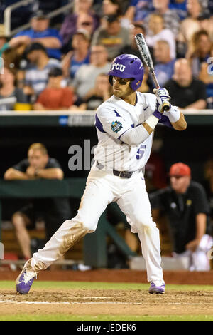 Omaha, NE USA. Il 22 giugno, 2017. TCU's Ryan Merrill #5 in azione durante il gioco 10 del 2017 uomini del NCAA College World Series tra TCU cornuto rane vs Louisville Cardinali al TD Ameritrade Park in Omaha, NE.presenze: 24,985.TCU ha vinto 4-3.Jimmy Rash/Cal Sport Media/Alamy Live News Foto Stock