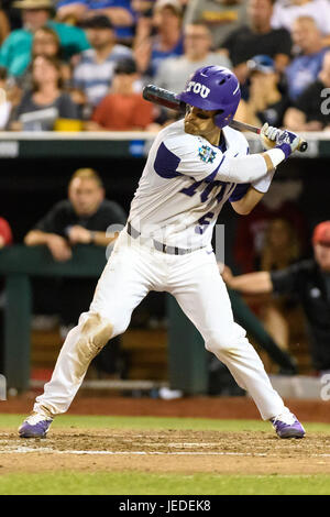 Omaha, NE USA. Il 22 giugno, 2017. TCU's Ryan Merrill #5 in azione durante il gioco 10 del 2017 uomini del NCAA College World Series tra TCU cornuto rane vs Louisville Cardinali al TD Ameritrade Park in Omaha, NE.presenze: 24,985.TCU ha vinto 4-3.Jimmy Rash/Cal Sport Media/Alamy Live News Foto Stock