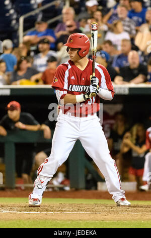 Omaha, NE USA. Il 22 giugno, 2017. Louisville di Brendan McKay #38 in azione durante il gioco 10 del 2017 uomini del NCAA College World Series tra TCU cornuto rane vs Louisville Cardinali al TD Ameritrade Park in Omaha, NE.presenze: 24,985.TCU ha vinto 4-3.Jimmy Rash/Cal Sport Media/Alamy Live News Foto Stock