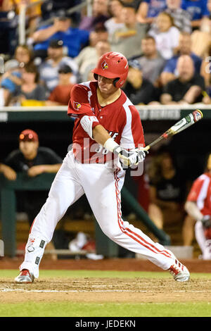 Omaha, NE USA. Il 22 giugno, 2017. Louisville di Brendan McKay #38 in azione durante il gioco 10 del 2017 uomini del NCAA College World Series tra TCU cornuto rane vs Louisville Cardinali al TD Ameritrade Park in Omaha, NE.presenze: 24,985.TCU ha vinto 4-3.Jimmy Rash/Cal Sport Media/Alamy Live News Foto Stock