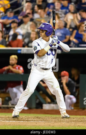 Omaha, NE USA. Il 22 giugno, 2017. TCU marrone Nolan #6 in azione durante il gioco 10 del 2017 uomini del NCAA College World Series tra TCU cornuto rane vs Louisville Cardinali al TD Ameritrade Park in Omaha, NE.presenze: 24,985.TCU ha vinto 4-3.Jimmy Rash/Cal Sport Media/Alamy Live News Foto Stock