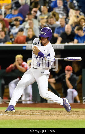 Omaha, NE USA. Il 22 giugno, 2017. La TCU Austen Wade #8 in azione durante il gioco 10 del 2017 uomini del NCAA College World Series tra TCU cornuto rane vs Louisville Cardinali al TD Ameritrade Park in Omaha, NE.presenze: 24,985.TCU ha vinto 4-3.Jimmy Rash/Cal Sport Media/Alamy Live News Foto Stock