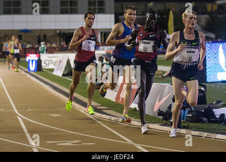 Sacramento, CA. Il 23 giugno, 2017. Uomini 5000m Eric Jenkins condurre il secondo pacco di corridori durante la USATF pista all'aperto e il campo campionato Giorno 2 Alle Hornet Stadium Sacramento, CA. Thurman James/CSM/Alamy Live News Foto Stock