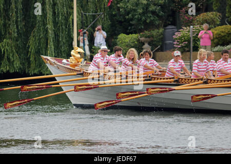 Walton-on-Thames, Regno Unito. Il 24 giugno 2017. Rematori a bordo della Vincenzo. Il Sindaco di Fiume Spelthorne giorno è portato dalla Queen's Rowbarge Vincenzo lungo il Tamigi la finitura a Staines-upon-Thames alle 16.30 di questo pomeriggio. Credito: Julia Gavin UK/Alamy Live News Foto Stock