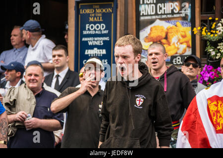 Londra, Regno Unito. Il 24 giugno 2017. La Difesa inglese League marzo nel centro di Londra ha incontrato una forte resistenza da anti-facists e una grande presenza di polizia. David Rowe/Alamy Live News. Foto Stock