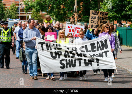 Glasgow, Regno Unito. Il 24 giugno 2017. LIZ CROSBIE E FRANCESCA STOJILKOVIC da Govanhill campagna comunitaria conduca una marcia di protesta di diverse centinaia di residenti locali attraverso Govanhill, Glasgow a Nicola di storione (MSP e del Primo ministro di Scozia) circoscrizione ufficio a mano in una petizione che chiede l'azione da intraprendere per rendere le strade più sicure e meno inquinanti. Questa è stata l'ultima azione in una lunga campagna cercando di coinvolgere e recupera azione da Nicola storione, che non era disponibile e la petizione è stata ricevuta da MHAIRI cacciatore, un SNP consigliere locale sul suo nome. Credito: Findlay/Alamy Live News Foto Stock