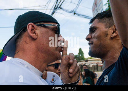 Filippine. Il 24 giugno 2017. Un Gay Pride partecipante dalla società BPO Telus (L) di gesti, come un anti-attivista gay reagisce durante l'Orgoglio marzo a Marikina City. Migliaia hanno marciato attraverso Marikina City sabato pomeriggio per commemorare l annuale Gay Pride marzo. Sul suo ventitreesimo anno, Filippine è il più antico orgoglio marzo in Asia. Credito: J Gerard Seguia/ZUMA filo/Alamy Live News Foto Stock