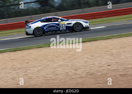 Silverstone, UK. Il 24 giugno 2017. Paul Hollywood racing in Britcar con il Beechdean Motorsport in una Aston Martin Vantage GT4 Credito: Steven roe/Alamy Live News Foto Stock