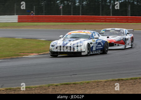 Silverstone, UK. Il 24 giugno 2017. Paul Hollywood racing in Britcar con il Beechdean Motorsport in una Aston Martin Vantage GT4 Credito: Steven roe/Alamy Live News Foto Stock