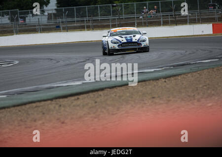 Silverstone, UK. Il 24 giugno 2017. Paul Hollywood racing in Britcar con il Beechdean Motorsport in una Aston Martin Vantage GT4 Credito: Steven roe/Alamy Live News Foto Stock