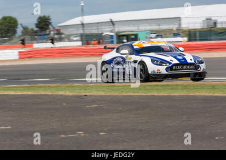 Silverstone, UK. Il 24 giugno 2017. Paul Hollywood racing in Britcar con il Beechdean Motorsport in una Aston Martin Vantage GT4 Credito: Steven roe/Alamy Live News Foto Stock