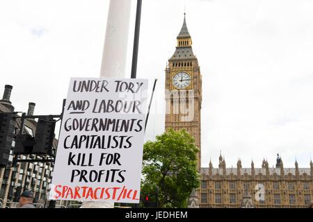 London, Regno Unito di Gran Bretagna e Irlanda del Nord. Il 24 giugno 2017. Manifestanti con un banner a marzo per abitazioni. Londra, Regno Unito. 24/06/2017 | Utilizzo di credito in tutto il mondo: dpa/Alamy Live News Foto Stock