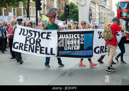 Londra, Regno Unito. Il 24 giugno 2017. Giustizia per Grenfell a Downing Street, manifestanti con un banner a marzo per abitazioni. Londra, Regno Unito. 24/06/2017 Credit: dpa/Alamy Live News