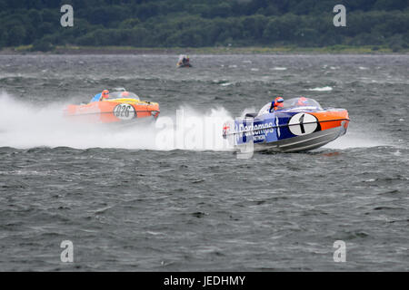 P1 Superstock Corse Powerboat dall'Esplanade, Greenock, Scozia, 24 giugno 2017. Barca 01 Rete Pertemps perseguito da 926 Kissimmee. Foto Stock