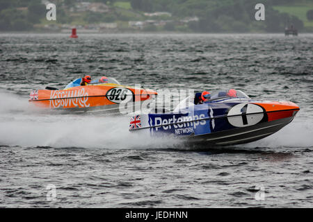 P1 Superstock Corse Powerboat dall'Esplanade, Greenock, Scozia, 24 giugno 2017. Barca 01 Rete Pertemps perseguito da 926 Kissimmee. Foto Stock