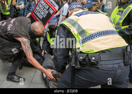 L'EDL marzo e dimostrazione del contatore da uniti contro il fascismo. Londra, Regno Unito. Il 24 giugno 2017. Foto Stock