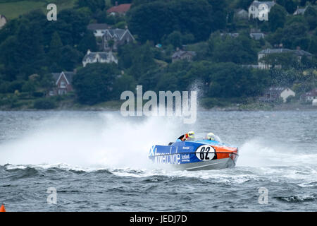 Greenock, Inverclyde, Glasgow, Regno Unito. Il 24 giugno 2017. P1 Scottish Grand Prix del mare, 82 - David e Ashley Finlayson battenti bandiera per Inverclyde e Scozia ad alta velocità e di powerboat jet ski racing torna al fiume Clyde questo fine settimana nell'ultimo round della P1 SuperStock e AquaX campionati del Regno Unito. Credito: Rob grigio/Alamy Live News Foto Stock