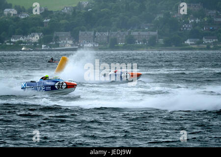 Greenock, Inverclyde, Glasgow, Regno Unito. Il 24 giugno 2017. P1 Scottish Grand Prix del mare, 82 - David e Ashley Finlayson battenti bandiera per Inverclyde e Scozia ad alta velocità e di powerboat jet ski racing torna al fiume Clyde questo fine settimana nell'ultimo round della P1 SuperStock e AquaX campionati del Regno Unito. Credito: Rob grigio/Alamy Live News Foto Stock