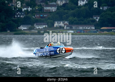 Greenock, Inverclyde, Glasgow, Regno Unito. Il 24 giugno 2017. P1 Scottish Grand Prix del mare, 82 - David e Ashley Finlayson battenti bandiera per Inverclyde e Scozia ad alta velocità e di powerboat jet ski racing torna al fiume Clyde questo fine settimana nell'ultimo round della P1 SuperStock e AquaX campionati del Regno Unito. Credito: Rob grigio/Alamy Live News Foto Stock