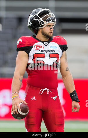 Il doppio lavoro straordinario. Il 23 giugno, 2017. Calgary Stampeders linebacker Riley Jones (52) prima del CFL gioco tra Calgary Stampeders e Ottawa Redblacks a TD Place Stadium di Ottawa in Canada. Stampeders e Redblacks legato 31-31 in doppia le ore di lavoro straordinario. Daniel Lea/CSM/Alamy Live News Foto Stock