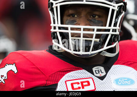 Il doppio lavoro straordinario. Il 23 giugno, 2017. Calgary Stampeders defensive lineman Micah Johnson (4) prima del CFL gioco tra Calgary Stampeders e Ottawa Redblacks a TD Place Stadium di Ottawa in Canada. Stampeders e Redblacks legato 31-31 in doppia le ore di lavoro straordinario. Daniel Lea/CSM/Alamy Live News Foto Stock