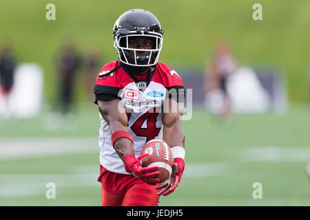 Il doppio lavoro straordinario. Il 23 giugno, 2017. Calgary Stampeders running back Roy Finch (14) prima del CFL gioco tra Calgary Stampeders e Ottawa Redblacks a TD Place Stadium di Ottawa in Canada. Stampeders e Redblacks legato 31-31 in doppia le ore di lavoro straordinario. Daniel Lea/CSM/Alamy Live News Foto Stock