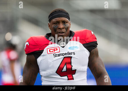 Il doppio lavoro straordinario. Il 23 giugno, 2017. Calgary Stampeders defensive lineman Micah Johnson (4) prima del CFL gioco tra Calgary Stampeders e Ottawa Redblacks a TD Place Stadium di Ottawa in Canada. Stampeders e Redblacks legato 31-31 in doppia le ore di lavoro straordinario. Daniel Lea/CSM/Alamy Live News Foto Stock