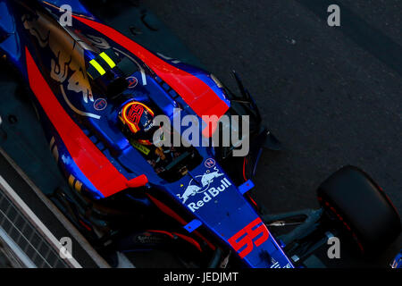 Baku in Azerbaijan. Il 24 giugno 2017. Carlos Sainz della Spagna alla guida della (55) La Scuderia Toro Rosso F1 Team in pista durante la pratica finale per l'Azerbaigian FORMULA ONE Grand Prix a Baku circuito cittadino a giugno 24, 2017 a Baku, in Azerbaijan. Credito: Aziz Karimov/Alamy Live News Credito: Aziz Karimov/Alamy Live News Foto Stock