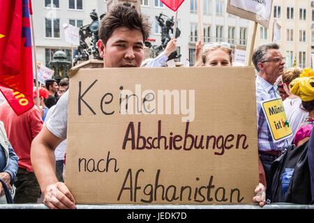 Monaco di Baviera, Germania. Il 24 giugno 2017. ''No deportazione in Afghanistan''. Come parte di una Baviera-ampia azione, così come altre città in tutta la Germania partecipano oltre 3.000 cittadini, politici e dei profughi volontari di gruppo a Monaco di Baviera ha organizzato una dimostrazione e successiva marzo al Staatskanzlei della Baviera per protestare contro la ripresa delle deportazioni di rifugiati nelle zone di guerra. . Credito: ZUMA Press, Inc./Alamy Live News Foto Stock