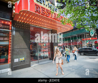 Secondo Times Square il ramo del Junior del ristorante nella ex Ruby Foo di spazio su Mercoledì, 14 giugno 2017. L'originale Junior's è situato in downtown Brooklyn ed è amata per la sua famosa cheesecake. Junior ha aperto un secondo spazio in Times Square a ora chiuso Ruby Foo la posizione. Il nuovo ristorante può ospitare 300 persone. (© Richard B. Levine) Foto Stock