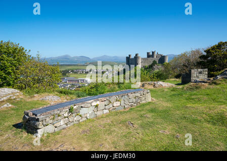 Vista di Harlech Castle in Snowdonia, il Galles del Nord su una luminosa e soleggiata giornata ai primi di maggio. Foto Stock