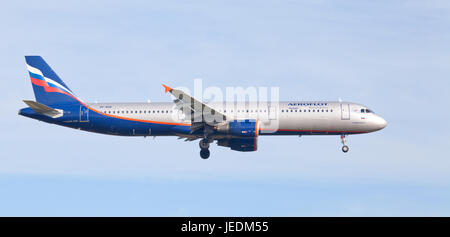 Aeroflot Russian Airlines Airbus A321 VP-BOE sull approccio finale all aeroporto di Heathrow LHR Foto Stock